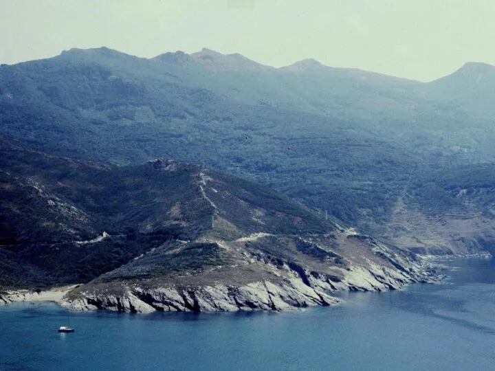 Arheologii au găsit în Corsica o casă din secolul al IV-lea, construită parțial în stâncă
