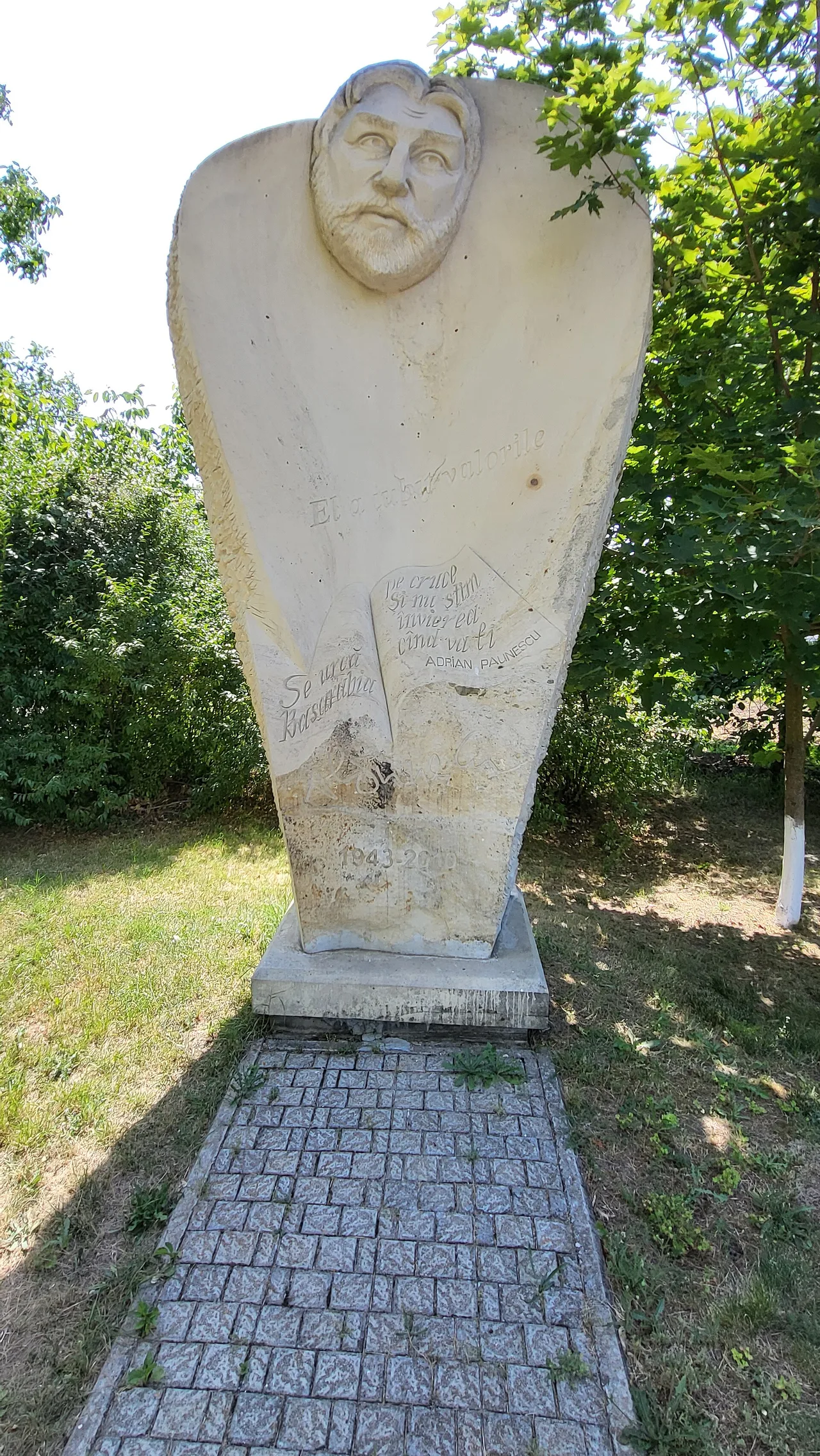 Parcul Corjova monumentul lui Adrian Păunescu