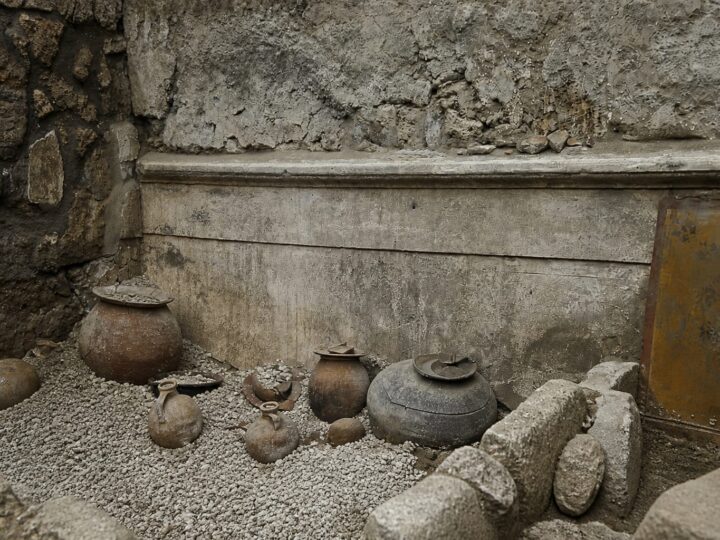 Arheologii au găsit un colier de copil și un flacon de parfum într-un dulap sigilat la Pompeii de aproape 2.000 de ani