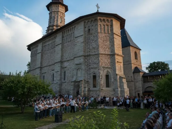 O lespede antică din pardoseala bisericii de la Dragomirna îl cinstește pe arhitectul Epicrates