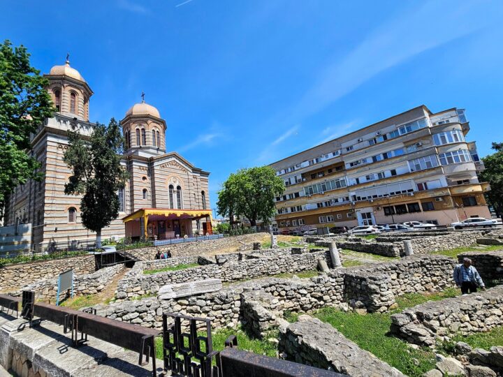 Sarcofagul copilului de la Tomis, păstrat cu păr și jucării, este cercetat de specialiști