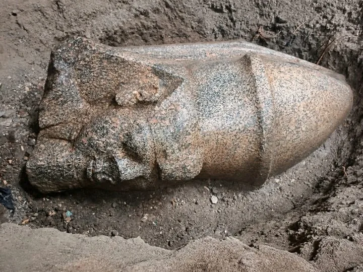 Un fermier care cultiva castraveți a ajutat la descoperirea unei statui uriașe a lui Ramses al II-lea